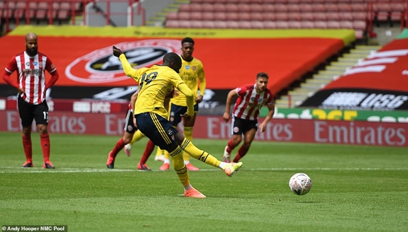 Nicolas Pepe mở tỷ số cho Arsenal trên chấm phạt đền 11m. Ảnh: Dailymail